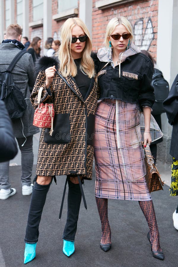 Mulheres Com Jaqueta Fendi E Sacos Antes Do Fenedi Moda Show Milan Na Rua  No Dia 22 De Fevereiro Imagem de Stock Editorial - Imagem de luxo, povos:  194554069