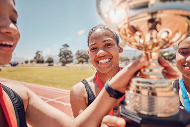 Jogo De Troféus Femininos E Vitória Para Crianças De Beisebol Na Escola,  Feliz Vencedor Em Comemoração E Apoio Ao Trabalho Em Equi Imagem de Stock -  Imagem de sorrir, sorriso: 257701769