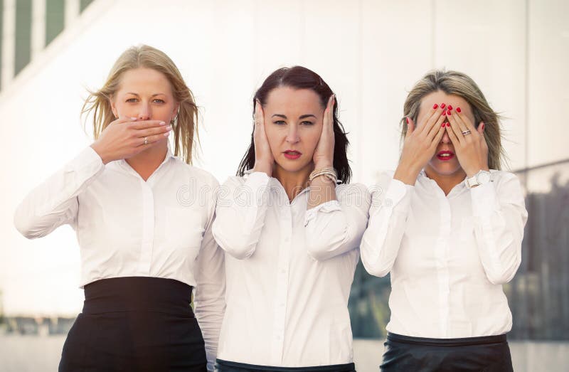 Mulheres de negócio deprimidas que cobrem os olhos, a boca, e as orelhas imagem de stock Mulheres de negócio deprimidas que cobrem os olhos, a boca, e as orelhas imagem de stock