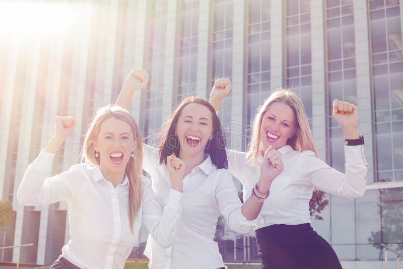 Mulheres de negócio que comemoram seu sucesso imagem de stock Mulheres de negócio que comemoram seu sucesso imagem de stock