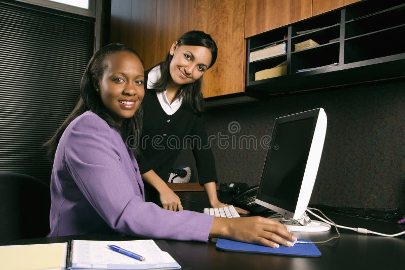 Mulheres de negócio que trabalham no escritório. imagens de stock royalty free Mulheres de negócio que trabalham no escritório. imagens de stock royalty free