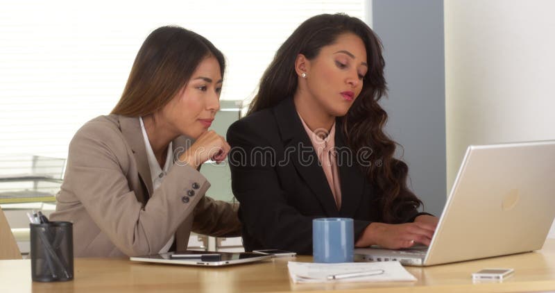 Mulheres de negócios multiétnicas trabalhando em laptop