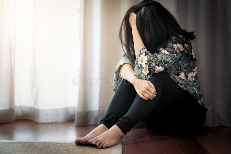 Mulheres deprimidas que sentam-se perto da cortina na sala de visitas, sozinha, tristeza, conceito emocional fotos de stock Mulheres deprimidas que sentam-se perto da cortina na sala de visitas, sozinha, tristeza, conceito emocional fotos de stock