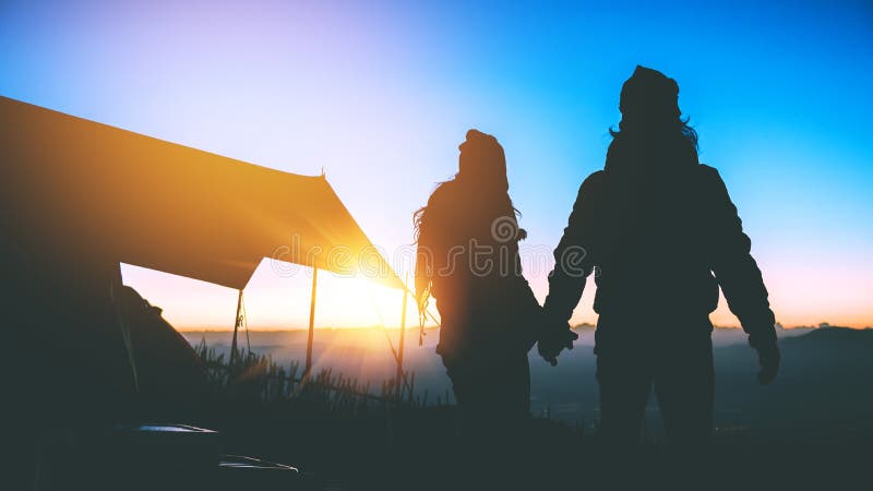 Mulheres do amante e natureza asi?tica do curso dos homens O curso relaxa Campo natural do toque Acampamento na montanha olhe a e fotos de stock Mulheres do amante e natureza asi?tica do curso dos homens O curso relaxa Campo natural do toque Acampamento na montanha olhe a e fotos de stock