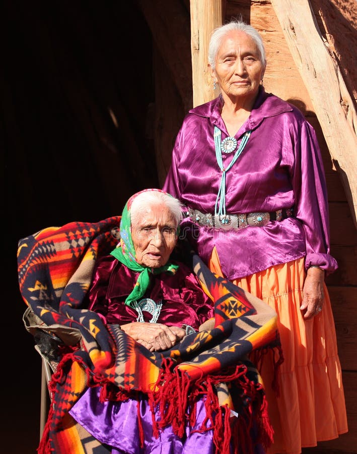 Mulheres do Navajo na roupa tradicional que são Mothe