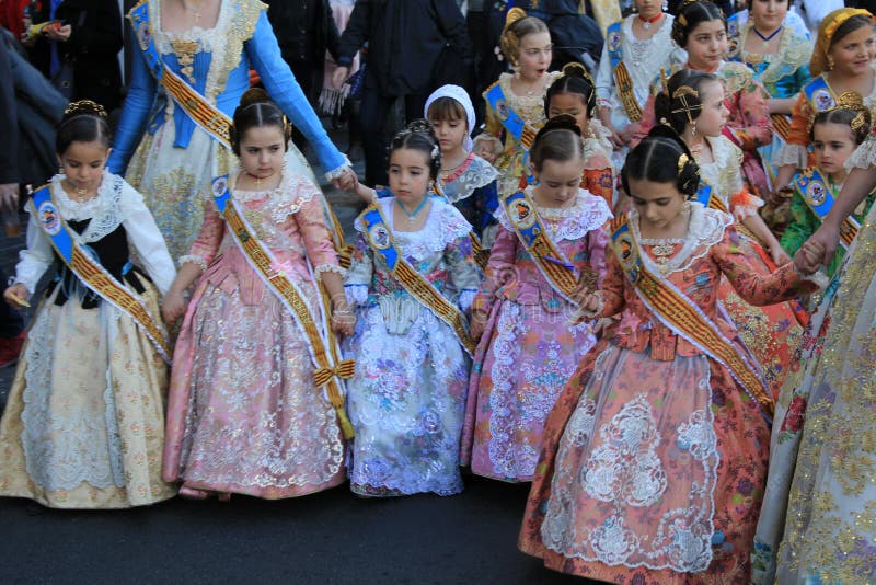 A celebração das Fallas para São José - Desfile em trajes tradicionais de mulheres e raparigas em Valência, Espanha imagens de stock royalty free