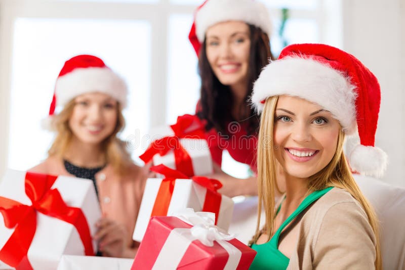 Grupo Dos Povos Do Natal Feliz. Foto de Stock - Imagem de senhora, corpo:  35580024