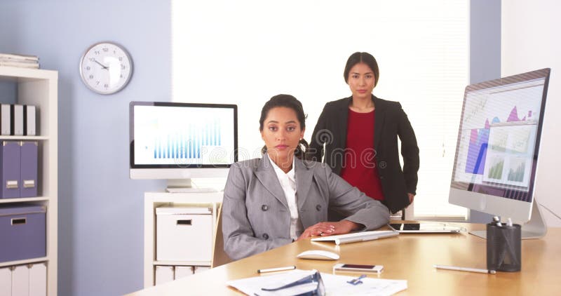 Mulheres empresárias multiétnicas em funções
