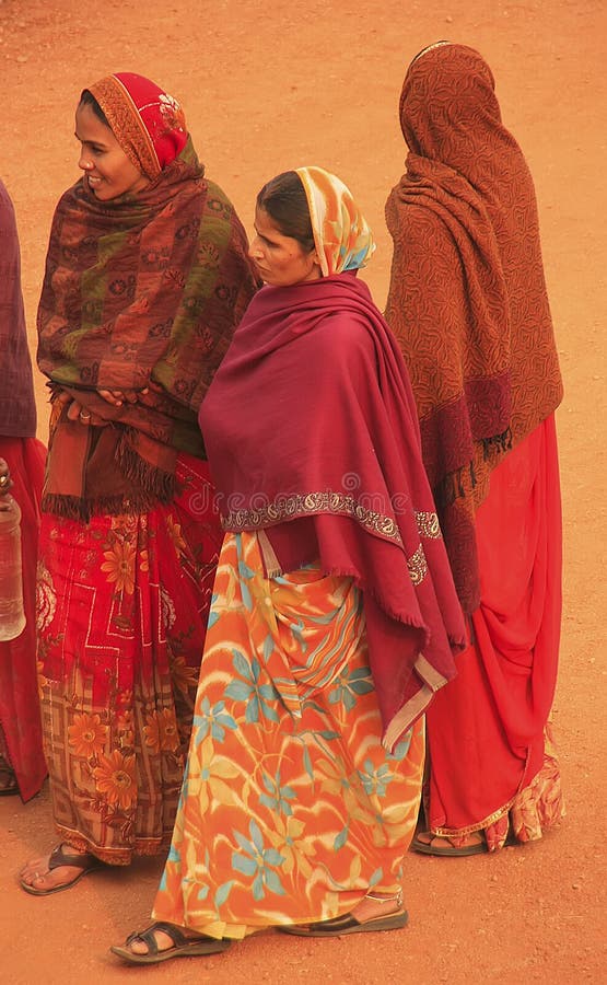 Mulheres indianas no sari colorido que está no pátio de Safdarjun