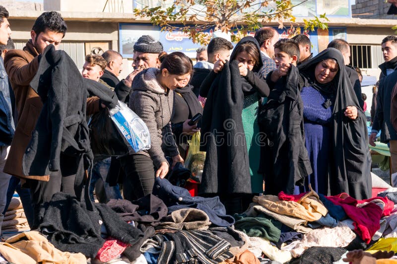 Mulheres iraquianas a comprar roupa de inverno foto de stock royalty free
