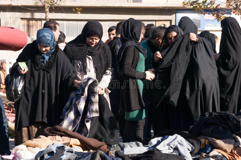 Mulheres iraquianas a comprar roupa de inverno imagens de stock