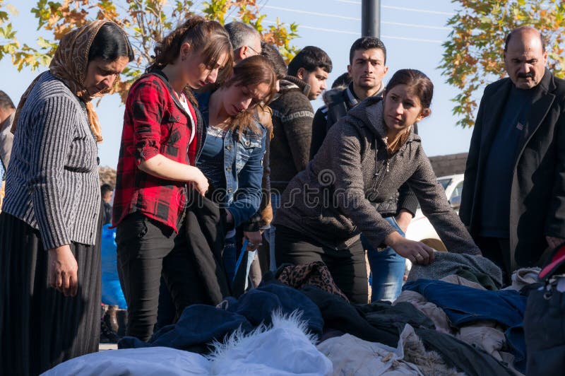 Mulheres iraquianas a comprar roupa de inverno fotos de stock