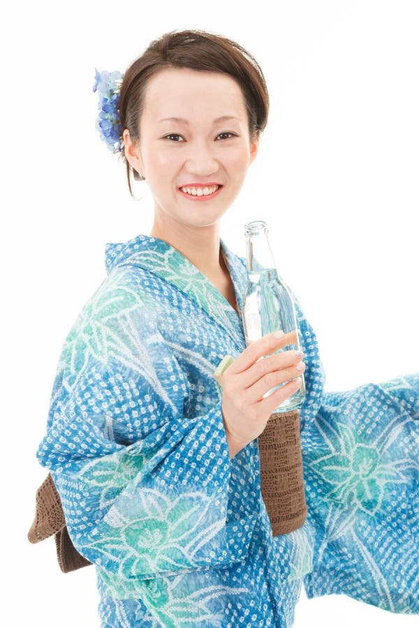 Mulheres japonesas do quimono com bebida foto de stock royalty free Mulheres japonesas do quimono com bebida foto de stock royalty free