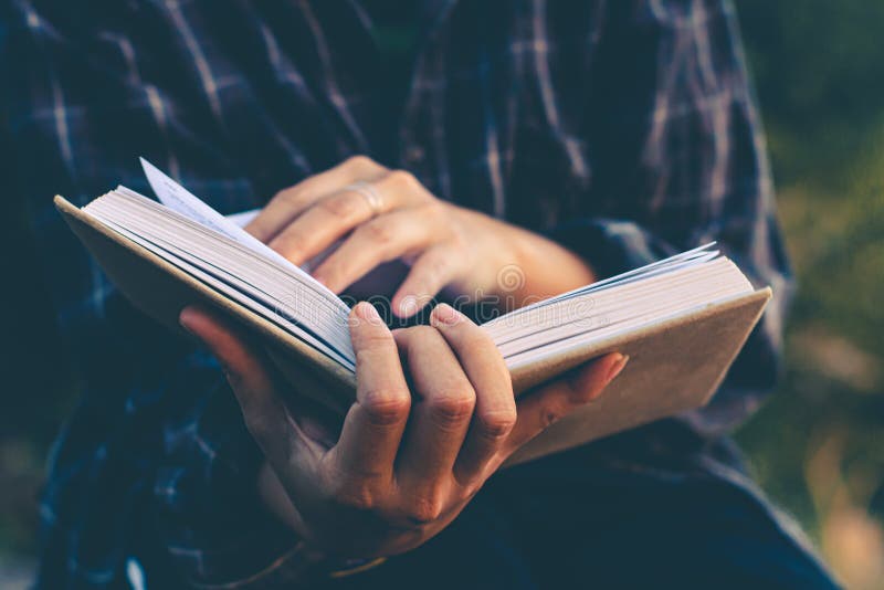 Mulheres leem livros em silêncio, Conceito leu livros imagem de stock royalty free Mulheres leem livros em silêncio, Conceito leu livros imagem de stock royalty free