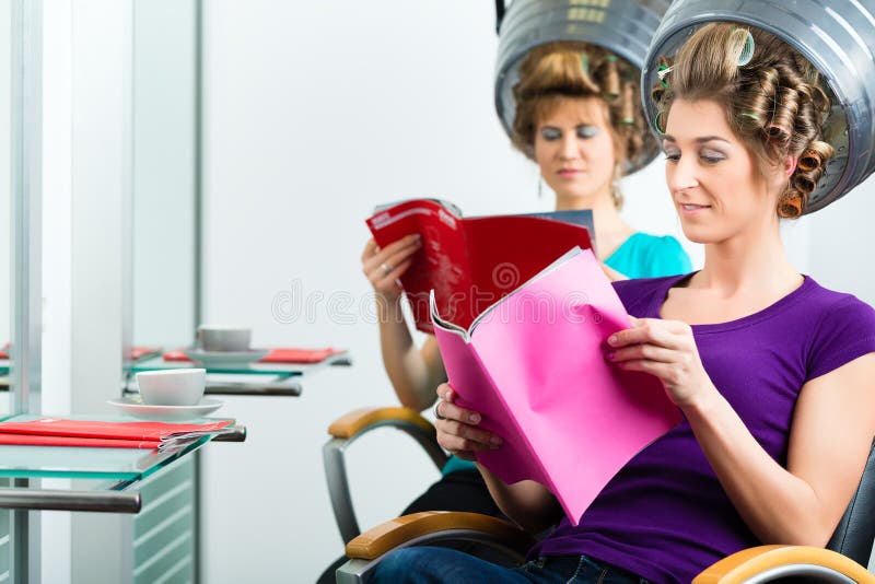 Mulheres No Cabeleireiro Com Secador De Cabelo Imagem de