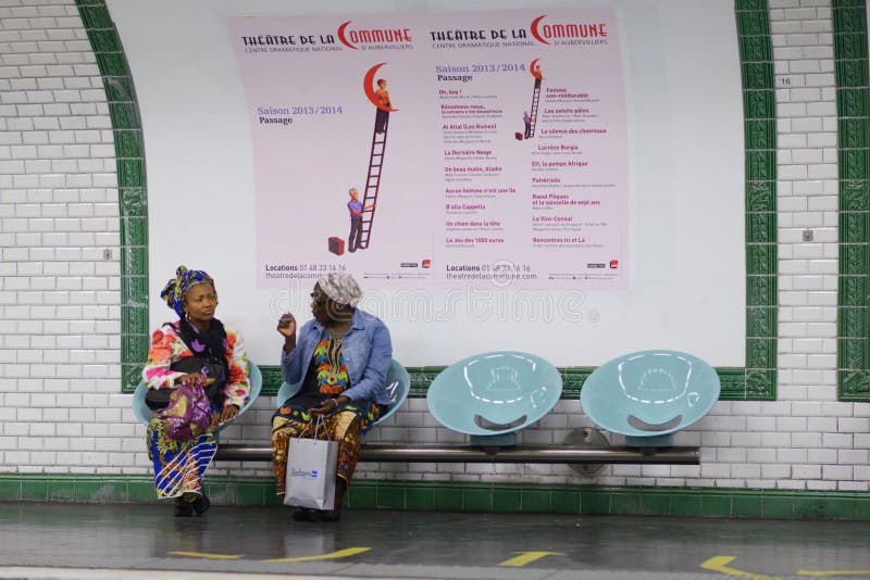 Mulheres no metro de Paris foto de stock royalty free