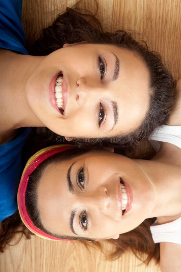 Mulheres novas bonitas fotografia de stock royalty free Mulheres novas bonitas fotografia de stock royalty free
