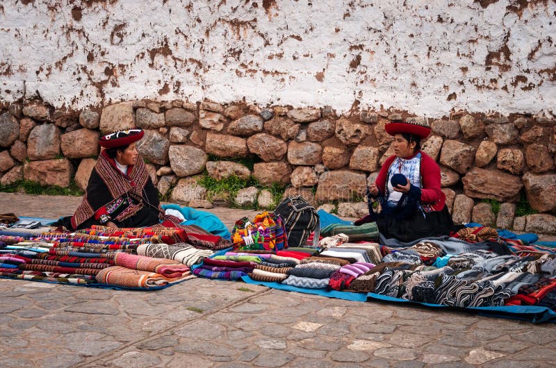 Mulheres peruanas no mercado, Chinchero, Cusco, Peru fotos de stock royalty free Mulheres peruanas no mercado, Chinchero, Cusco, Peru fotos de stock royalty free