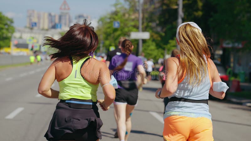 Maratona Campeã. Atleta Mulher Corredor. Competição Desportiva.  Desportista. Filme - Vídeo de lento, maratona: 280274958