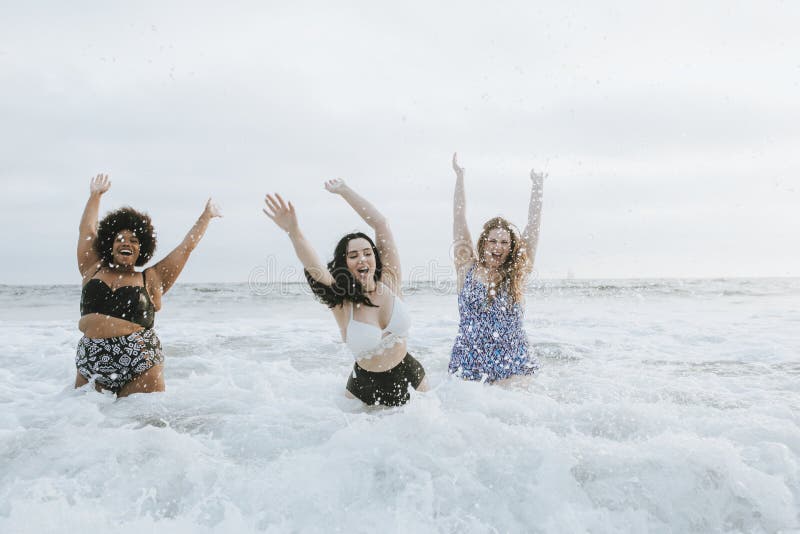 Mulheres positivas diversas do tamanho que têm o divertimento na água