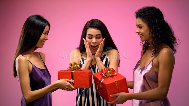 Mulheres que d?o o presente ao amigo surpreendido, festa de anos da todo-menina, emo??es imagens de stock Mulheres que d?o o presente ao amigo surpreendido, festa de anos da todo-menina, emo??es imagens de stock