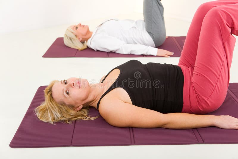 Mulheres que fazem exercices na esteira fotos de stock royalty free Mulheres que fazem exercices na esteira fotos de stock royalty free