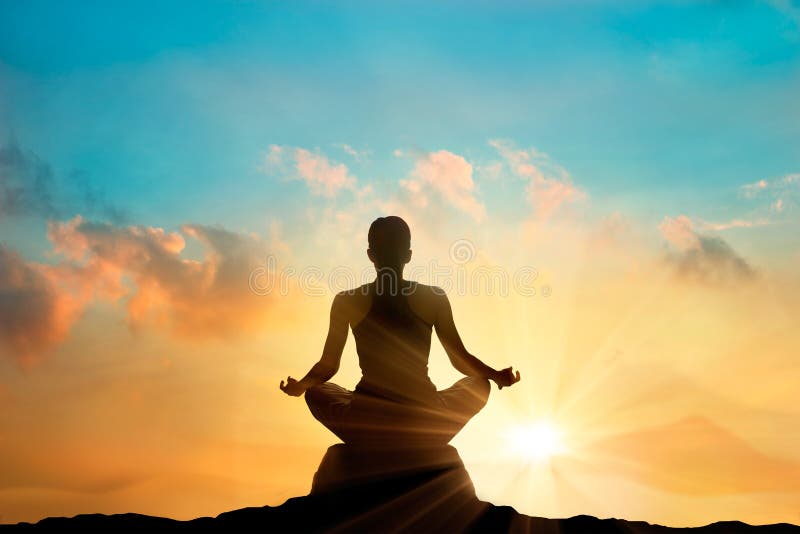 Mulheres que meditam sobre a montanha alta no fundo do por do sol imagens de stock royalty free Mulheres que meditam sobre a montanha alta no fundo do por do sol imagens de stock royalty free