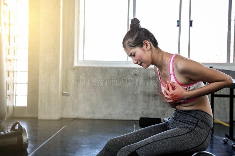 Mulheres que sofrem da dor no peito F?mea tocando em sua caixa com m?os quando exerc?cio Menina asi?tica Mulheres bonitas no spor fotos de stock Mulheres que sofrem da dor no peito F?mea tocando em sua caixa com m?os quando exerc?cio Menina asi?tica Mulheres bonitas no spor fotos de stock