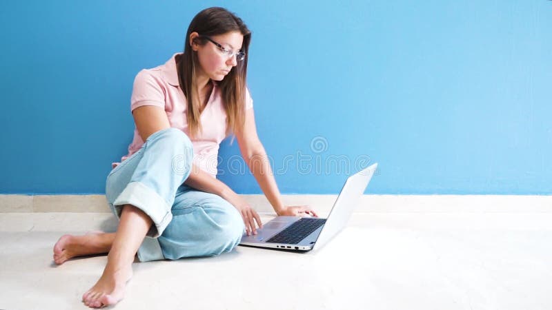 Mulheres que trabalham com portátil