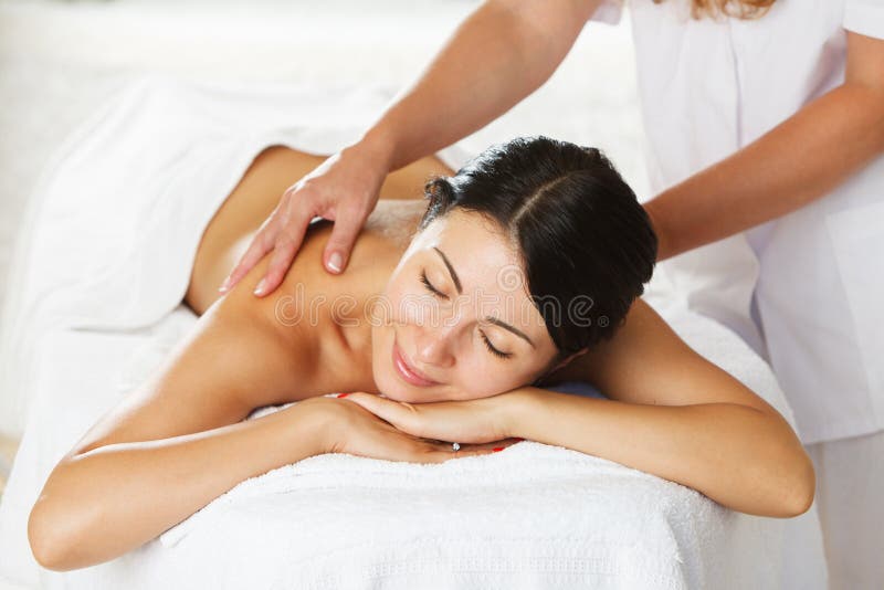 Mulheres que têm uma massagem traseira imagens de stock royalty free Mulheres que têm uma massagem traseira imagens de stock royalty free
