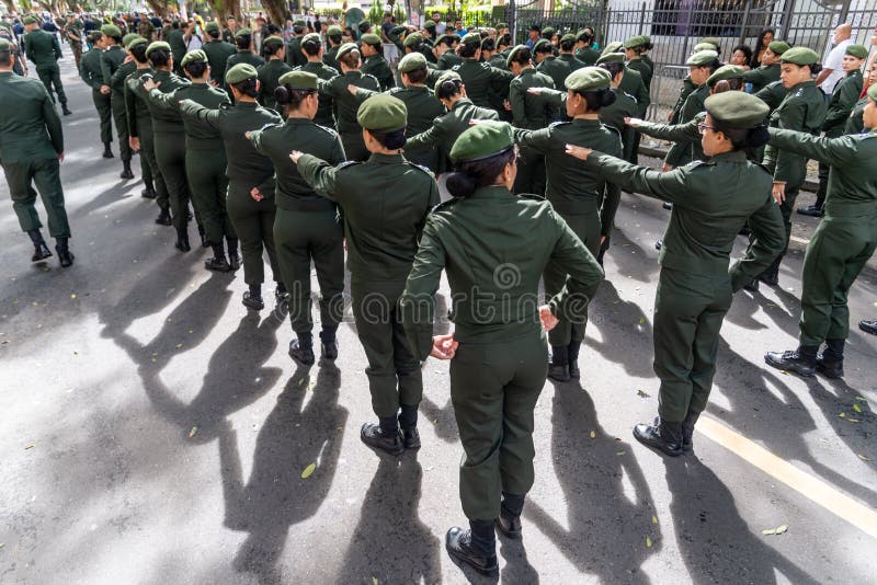 Mulheres-soldados Do Exército Brasileiro Desfilando No Dia Da