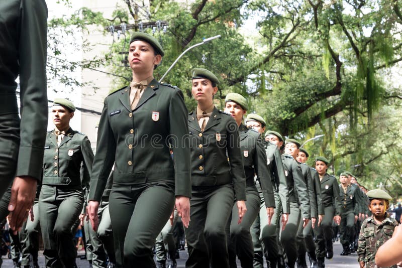 Mulheres-soldados Do Exército Brasileiro Desfilando No Dia Da