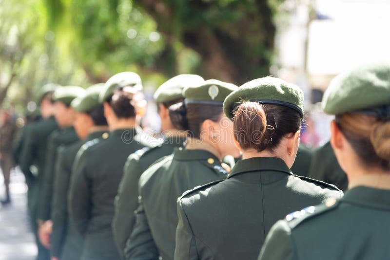 Mulheres-soldados Do Exército Brasileiro Desfilando No Dia Da