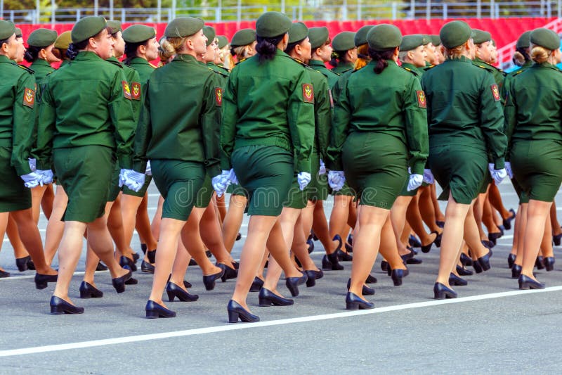 Mulheres-soldados Do Exército Brasileiro Desfilando No Dia Da