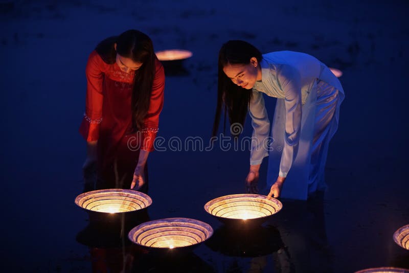 Mulheres vestidas no vietnamita tradicional imagem de stock Mulheres vestidas no vietnamita tradicional imagem de stock