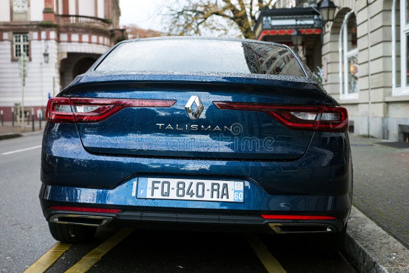 Mulhouse - France - 20 December 2021 - Profile view of blue Renault clio 2  parked on the road foto de Stock