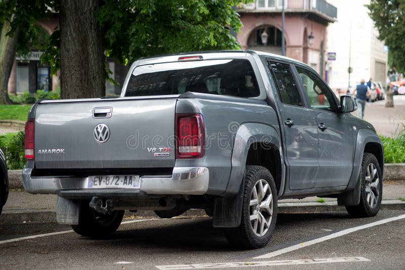 Vista trasera de la camioneta gris Volkswagen Amarok V6 TDI estacionada en la calle Fotografía editorial amarok tdi Vista trasera de la camioneta gris Volkswagen Amarok V6 TDI estacionada en la calle Fotografía editorial