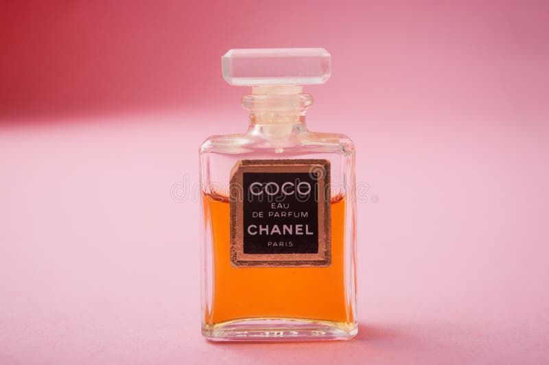 Nước hoa Coco Chanel được đựng trong một chai trong suốt trên nền hồng nhẹ nhàng và duyên dáng. Hãy nhấp chuột để khám phá hình ảnh liên quan và tìm hiểu về một trong những hương nước hoa lừng danh nhất thế giới.