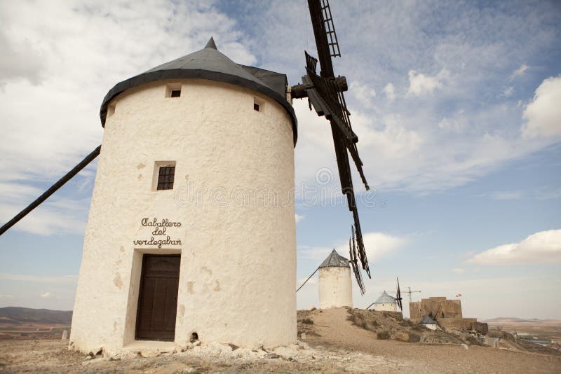 Mulini a vento antichi in La Mancha fotografie stock Mulini a vento antichi in La Mancha fotografie stock