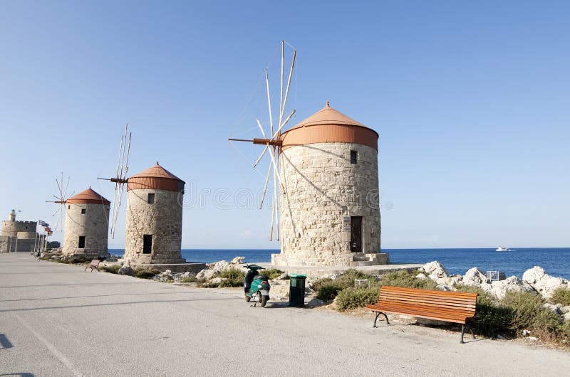 Mulini a vento nell'isola di Rodi fotografie stock Mulini a vento nell'isola di Rodi fotografie stock