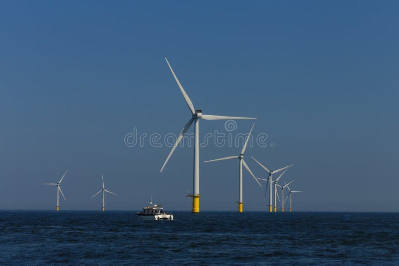 Mulini a vento offshore della piattaforma del parco eolico di Rampion fuori dalla costa di Brighton, Sussex, Regno Unito