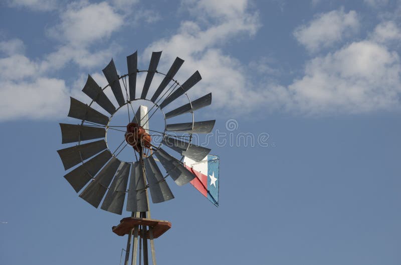 Mulino a vento contro il cielo blu del Texas immagini stock libere da diritti Mulino a vento contro il cielo blu del Texas immagini stock libere da diritti