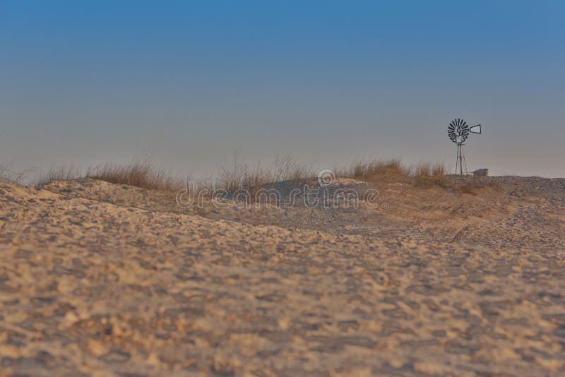 Mulino a vento solo sul deserto di Texas occidentale immagini stock Mulino a vento solo sul deserto di Texas occidentale immagini stock