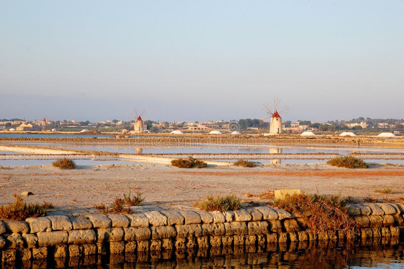 Mulino a vento in una salina siciliana immagine stock