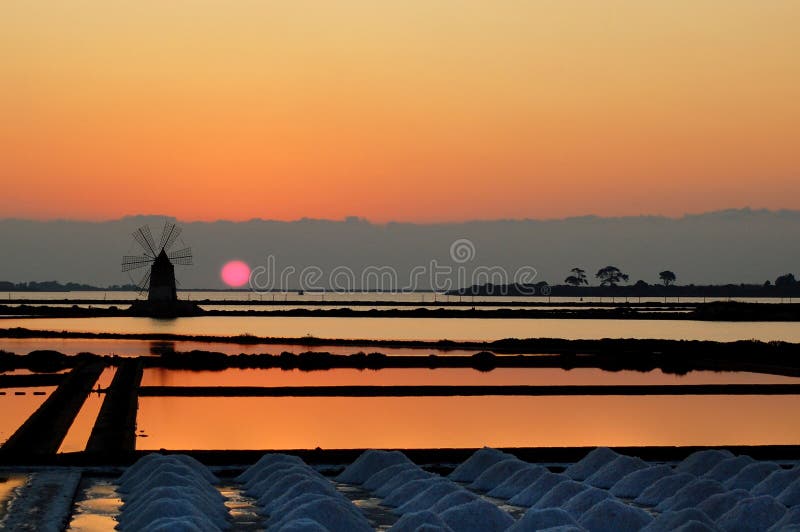 Mulino a vento in una salina siciliana fotografie stock libere da diritti