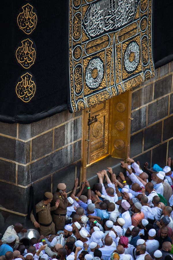 L'idolâtrie dans les religions Multazam-la-porte-de-kaaba-foule-essayant-toucher-les-portes-sainte-kaba-%C3%A0-masjid-al-haram-214565536