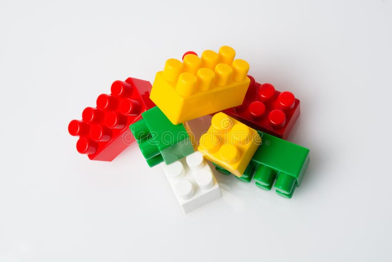 Multe cuburi multicolore dintr-un constructor de copii, pe un fundal alb, din partea de sus royalty free stock photography