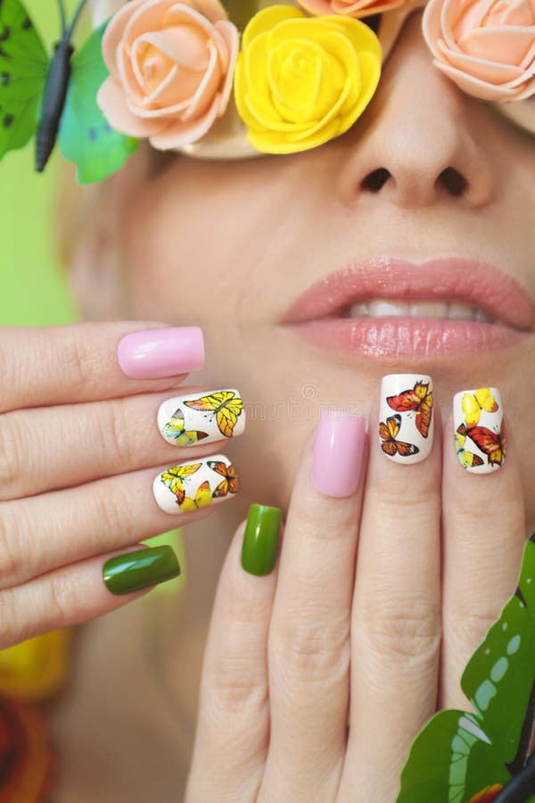Multikleurige manicure op nagels met een vlinderdesign royalty-vrije illustratie