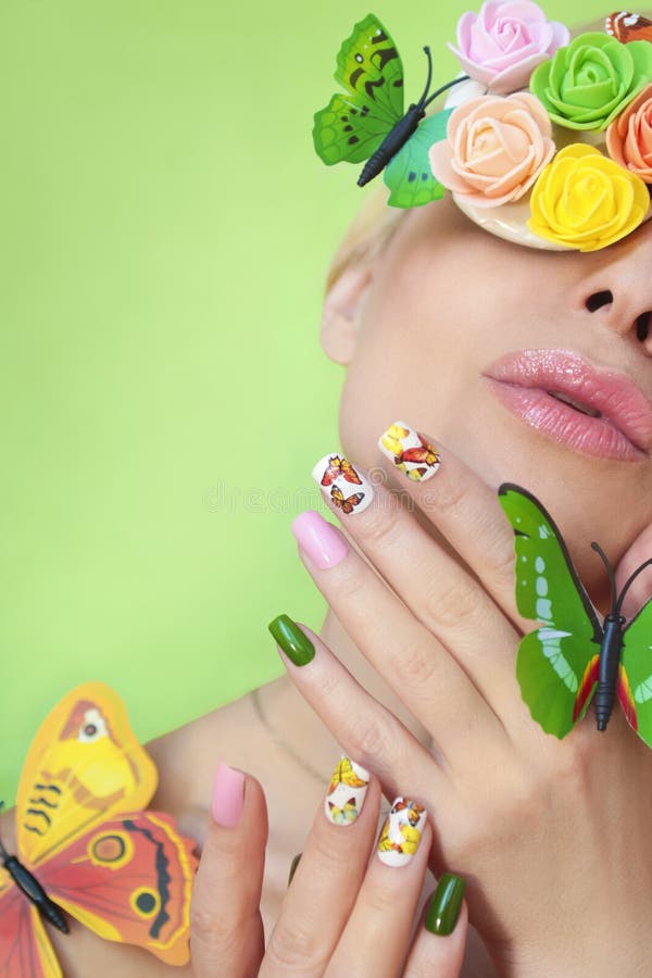 Multikleurige manicure op nagels met een vlinderdesign vector illustratie