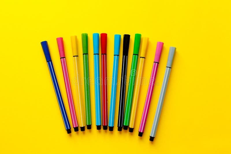 Multi-colored viltpennen op gele achtergrond Hoogste mening, zaken, bureaulevering De levering van het schoolbureau Minimale stij stock foto Multi-colored viltpennen op gele achtergrond Hoogste mening, zaken, bureaulevering De levering van het schoolbureau Minimale stij stock foto